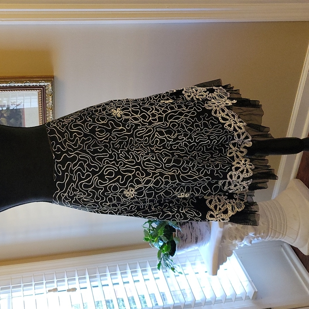 Basil & Maude black and white beaded floral A line skirt fully lined size 4 EUC…
